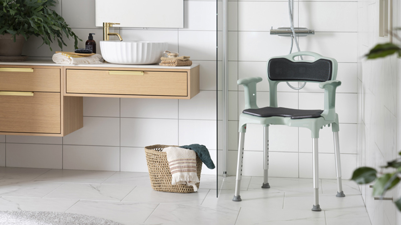 /globalassets/0-international/knowledge/insights/bathroom/clinical-benefits-shower-seats/clinical-benefits_shower-seats_intro.jpg?width=1280&Quality=90&rmode=max&scale=down