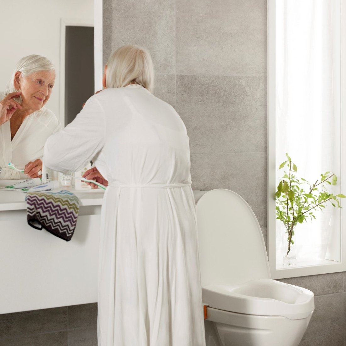 Etac My-Loo with brackets Woman and mirror web